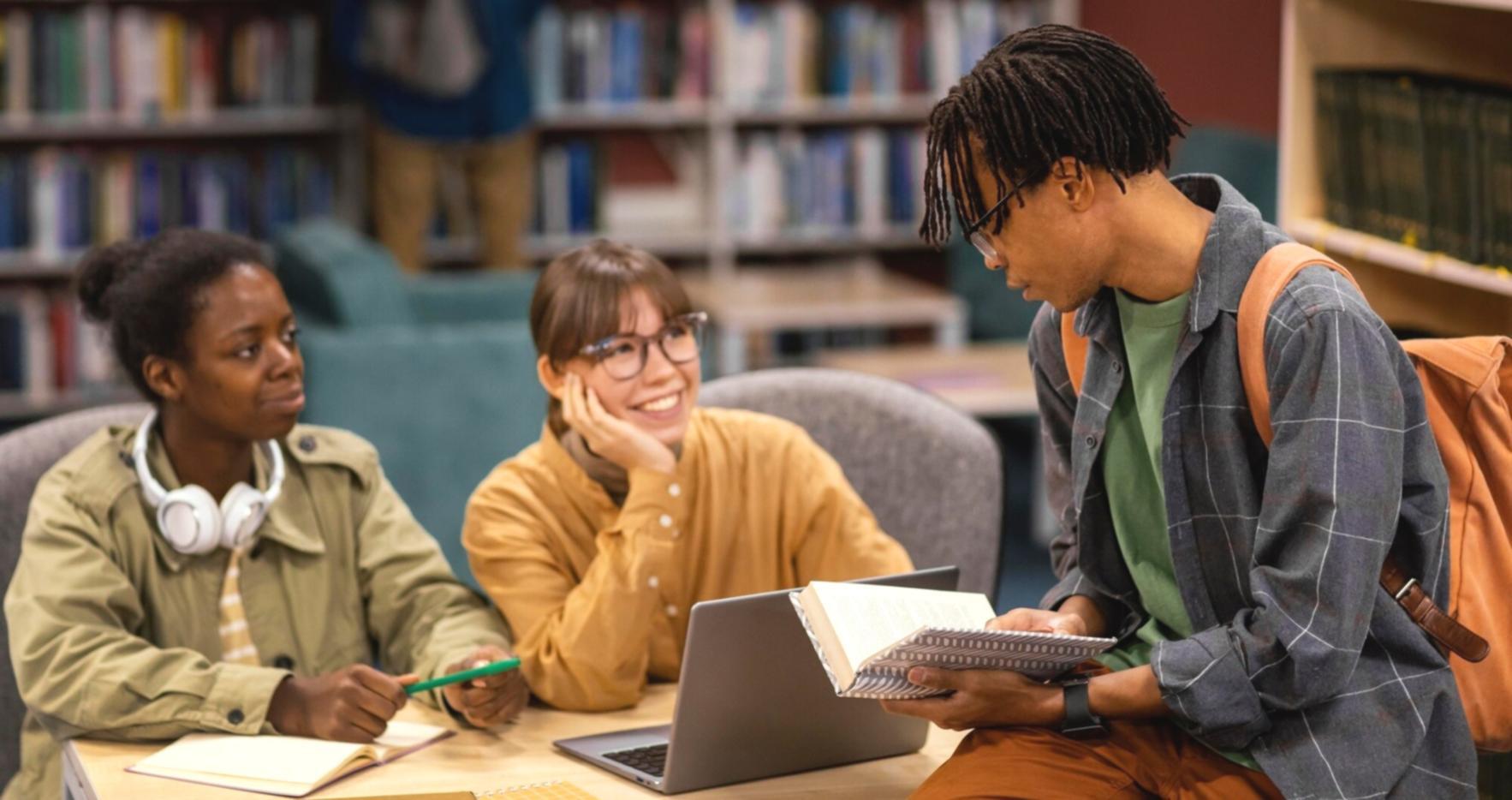 Espace de coworking moderne avec entrepreneurs collaborant