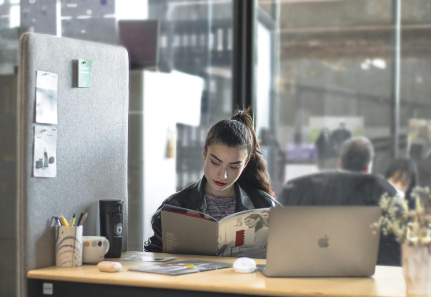Bureau moderne avec des entrepreneurs en discussion