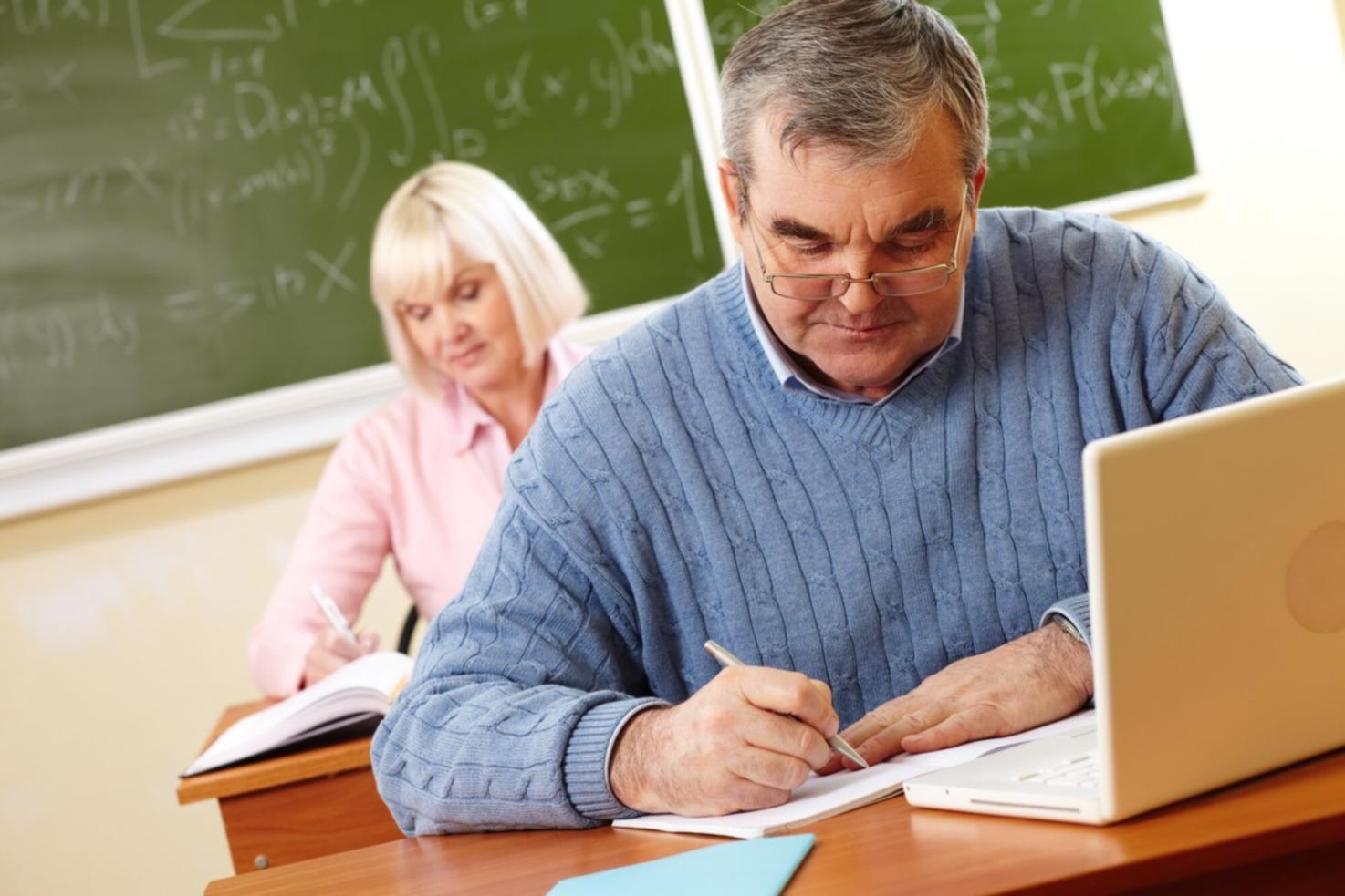 Graphiques et analyses de marché sur une table de travail